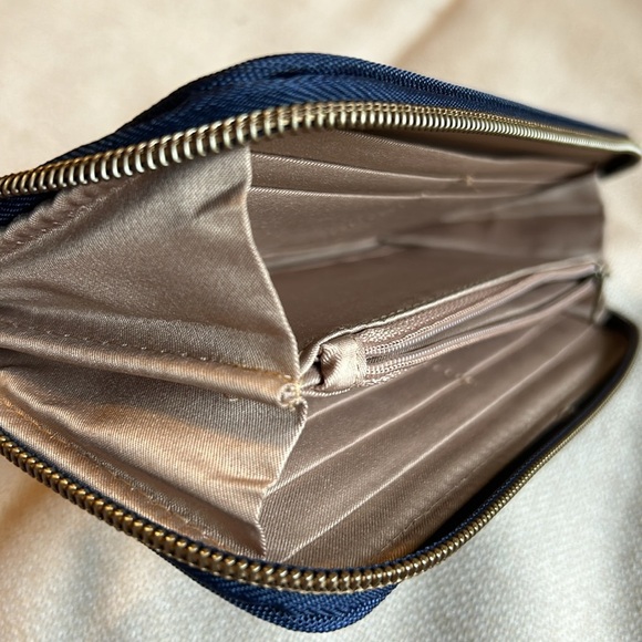 Travelon RFID Blocking wallet - Picture 4 of 5